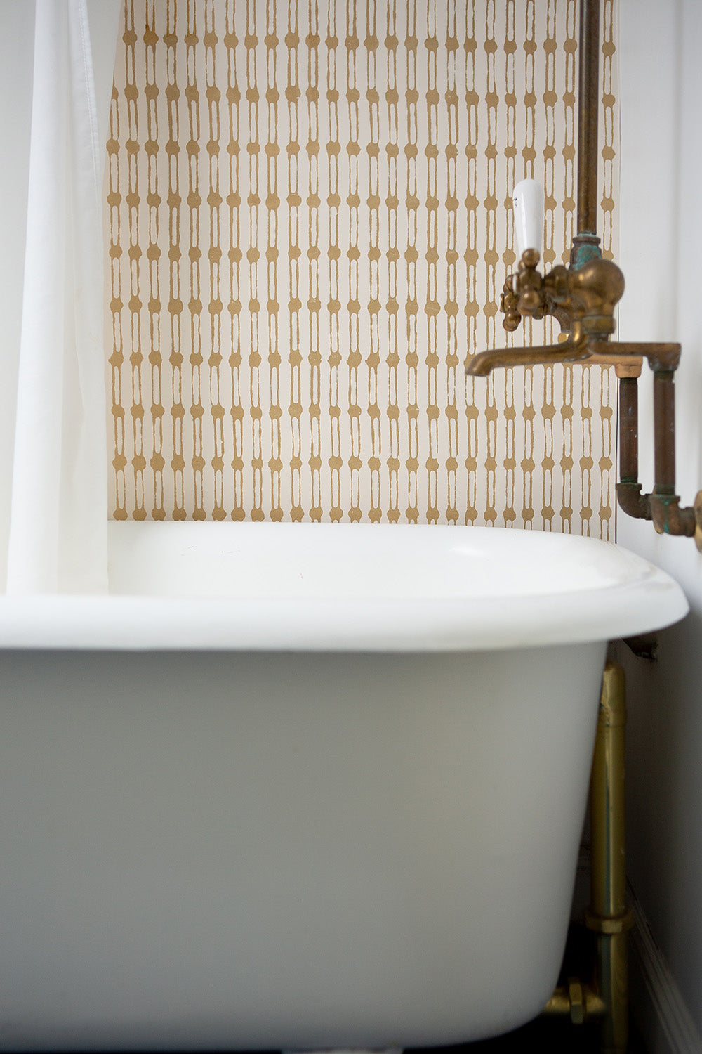 Grand Jacobsen Vinyl Wallpaper in Bone/Gold